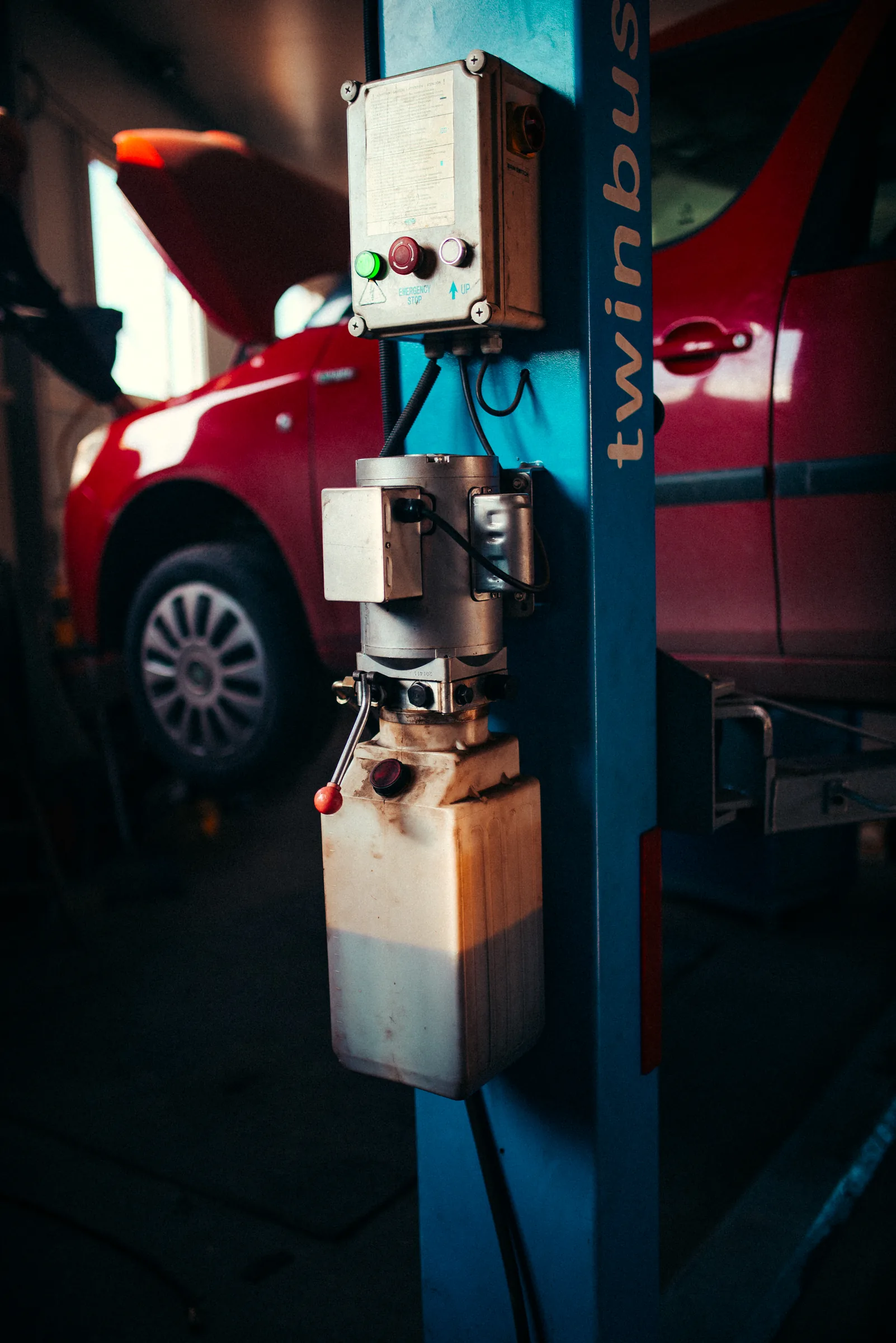 Ilustrativní automobil na zvedáku v dílně